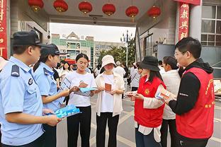 托马斯：我从小是湖人球迷 是科比的粉丝 而且是铁杆的那种